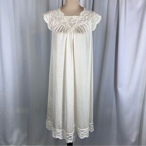 Shadowline Ivory Women's Vintage Nightgown With Lace and Flower detail  Sz Small